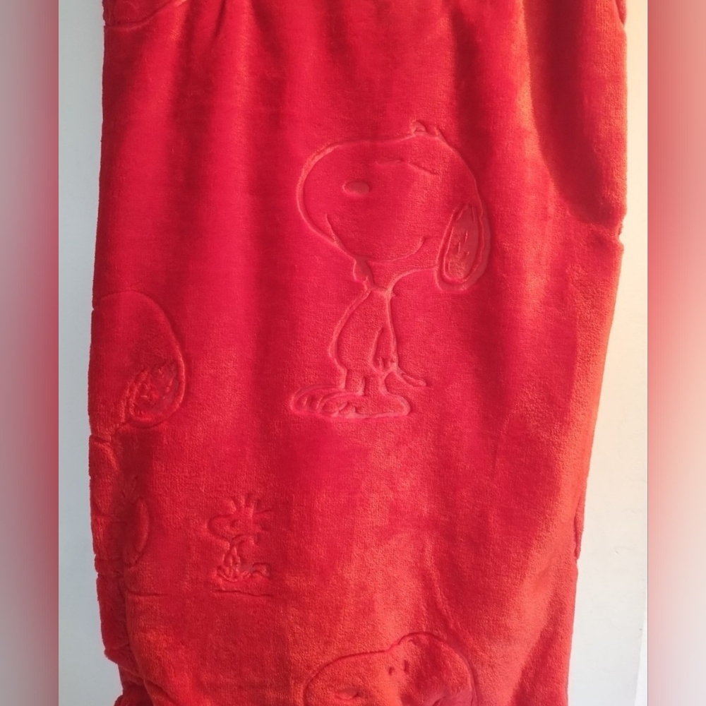 Snoopy and Woodstock Red Embossed Soft Plush Throw - Picture 3 of 3